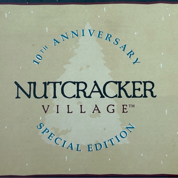 Nutcracker Village Royal Lion Nutcracker 2002***New in box*** - Picture 5 of 5